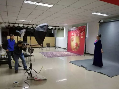 香山街道社區(qū)服務(wù)中心為老年志愿者拍攝藝術(shù)照，定格最美夕陽紅